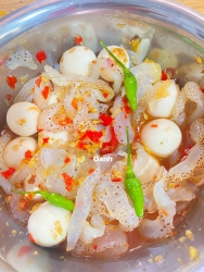 Bánh tráng, đậu rang, hành phi, rau dưa đầy đủ và cá pháo ớt xiêm xanh xoài dưa cải xanh tại Quảng Nam