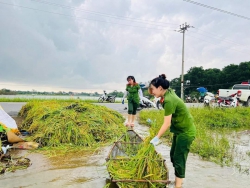 Hình ảnh chiến sĩ công an Hà Nội lăn xả giúp dân chạy lũ tại Quảng Nam