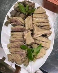 Sáng nay e có bầy vịt đồng làm xong 1,3kg đến 1kg5 kèm lòng tiết canh.Vit sắp hết rồi tranh thu ăn cả nhà Vit đồng siu ngon 109k. Vịt e bán ai ăn cũng khen ngon, ko có xí mỡ, vịt đồng chạy bộ cả ngày nên thịt săn chắc rất ngon. tại Quảng Nam