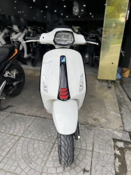 Vespa trắng 2022 dán keo nguyên con chạy 5 ngàn km đẹp chủ no bàn ! Phụ kiện còn , máy móc êm chủ  tại Quảng Nam
