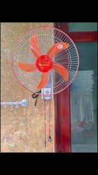 Có 3 quạt điện treo tường giống như trong hình ảnh tại Quảng Nam