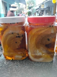 Bán thịt heo chín và bánh tráng cuốn gói tại Quảng Nam