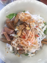 Bán cà phê và điểm tâm sáng hàng ngày tại Quảng Nam