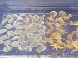 Phố lên đèn minh lên đồ ghé em thưởng thức hàu nướng cả nhà oi. Chỉ 5k 1 con hau nướng mỡ hành thôi ạh tại Quảng Nam