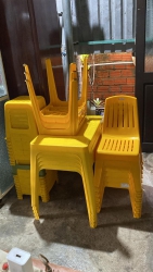 Tất cả đống này bao gồm 5 bộ bàn vàng và 3 bộ bàn ghế dựa, miễn ship tại Quảng Nam