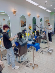 Mưa gió không ngăn cản ý chí làm đẹp của chị em tại Quảng Nam