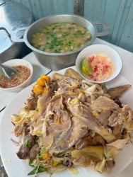 Sáng nay em lựa được 3 con gà mái đang ấp trứng tại Quảng Nam