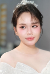 Ứng dụng Tone hồng đào nhẹ nhàng, mỗi nét đẹp yêu kiều trên gương mặt nàng đều được chuyên viên team Libra Makeup Bridal khéo léo tôn lên qua lớp trang điểm nhẹ nhàng nhưng đủ để trở nên nổi bật. Và các nàng đừng quên, nhà Libra Makeup Bridal vẫn chưa dừng gói khuyến mãi Trọn gói ngày cưới chỉ 2.600 nhé ạ. Libra Makeup Academy - Chuyên cung cấp dịch vụ trang điểm và váy cưới - Chụp hình cưới tại Quảng Nam
