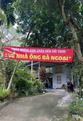 Ông bà ngoại treo băng rôn đón phái đoàn tới công tác 3 tháng hè tại Quảng Nam