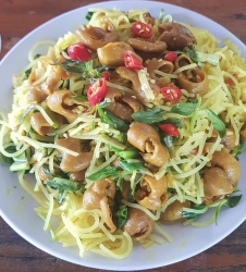 Bún lòng xào nghệ tại Quảng Nam