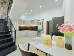 Căn hộ siêu đẹp tại trung tâm quận Hải Châu, diện tích 60m2, mặt tiền 5m, mới xây, nhà 2 phòng ngủ, 3 phòng tắm (có phòng ngủ dưới tầng, 3 toilet), nội thất VIP đầy đủ, có thể dọn vào ngay, giá trên 3 triệu tại Quảng Nam