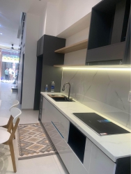Bán nhà kiệt 5m đường Trần Đình Tri, diện tích 75m2, 3 phòng ngủ, 1 bếp, 1 sân để xe, 1 phòng thờ, 3 toilet, nhà 2 tầng, mới keng, thích hợp vợ chồng trẻ tại Quảng Nam