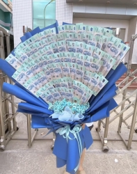 Cô gái hạnh phúc với quà tặng tại Quảng Nam