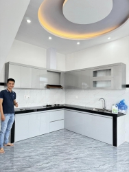 Tủ bếp và hệ tủ cầu thang 2 mặt trước sau cho khách hàng ở Điện Dương tại Quảng Nam